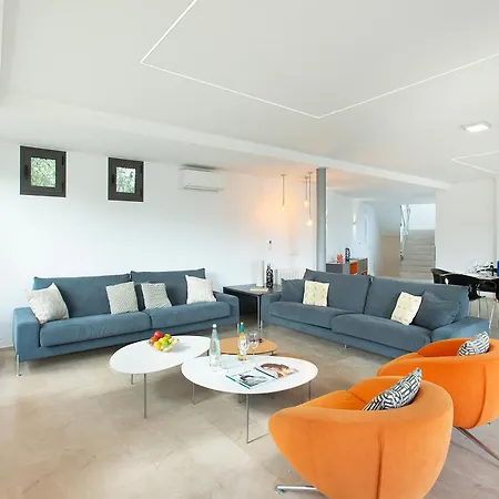 Villa Owl Tereu - Luxury Retreat With Mountain Views *